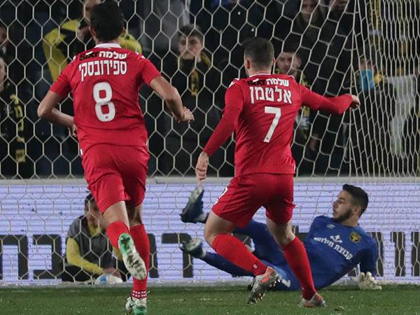 הפנדל שקירב את הפועל ת"א לפלייאוף (דני מרון)