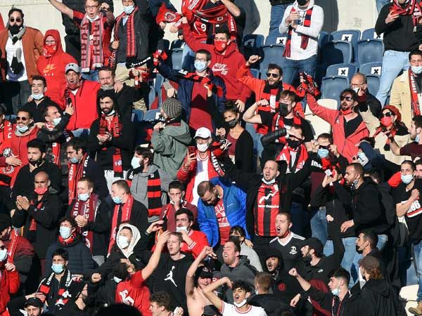 הקהל של הפועל ירושלים בעננים (ברני ארדוב)