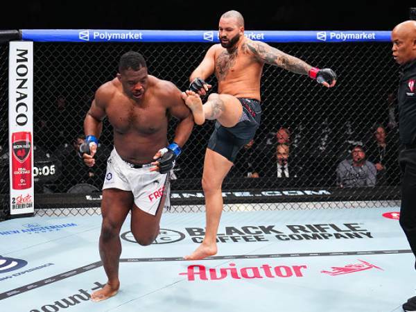 "התצוגה הכי גרועה בתולדות ה-UFC". פרימן והוקיט (GETTY)