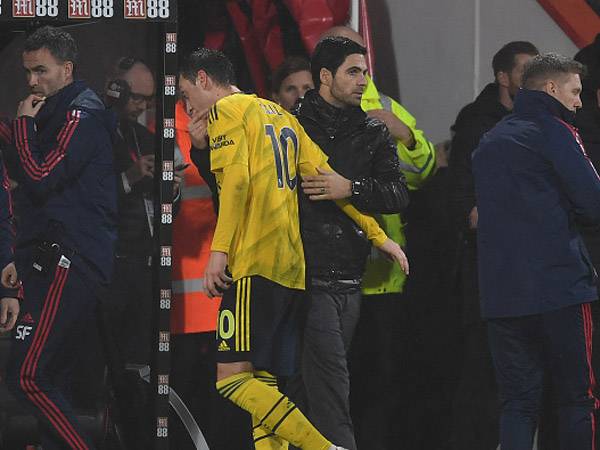 אוזיל לא עזר יותר מדי בבכורה של ארטטה. (GETTYIMAGES)