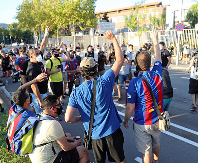 יכולים לנשום קצת לרווחה. אוהדי בארסה (getty)