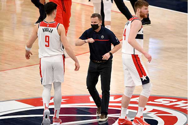 סקוט ברוקס ודני אבדיה. המאמן ימשיך להדריך את הישראלי (Getty)