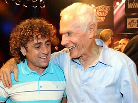 אמציה לבקוביץ' עם ראובן עטר. מגדולי הכדורגל הישראלי