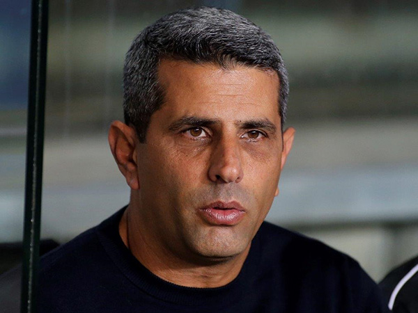 מנסה להרים את המוראל. שרון מימר (אלן שיבר)