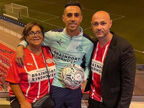 שני האחים זהבי עם האמא. ישכנעו אותו לחזור לארץ? (פרטי)