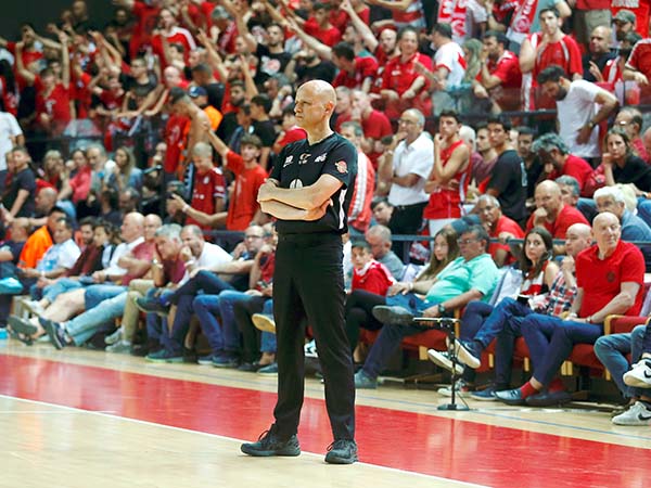 כמעט והפסיק את המשחק. שמש (אלן שיבר)