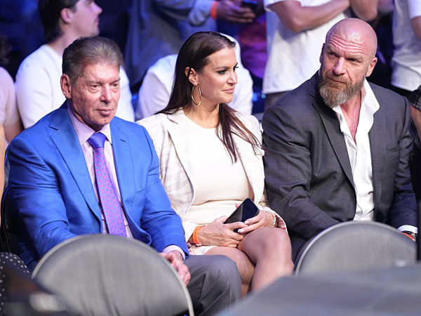 נהנו מהמופע. טריפל H, סטפני ו-וינס מקמהון (GETTY)