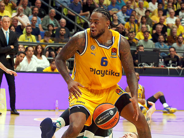 עדיין מתקשה למצוא את מקומו. מרטין (אלן שיבר)