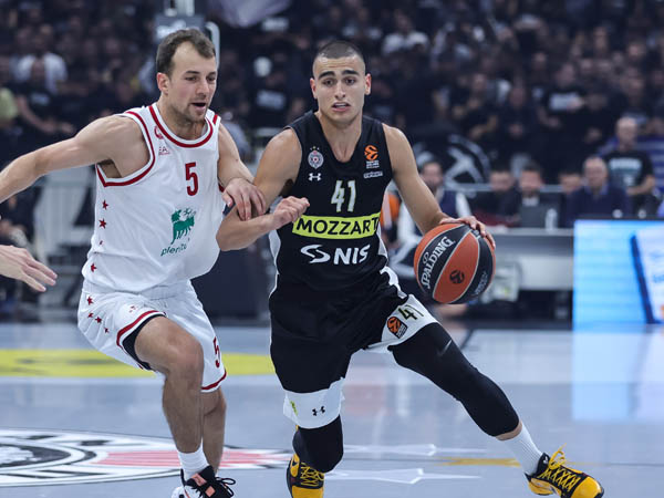 מדר. 10 נקודות במחצית הראשונה (Euroleague Basketball via Getty)