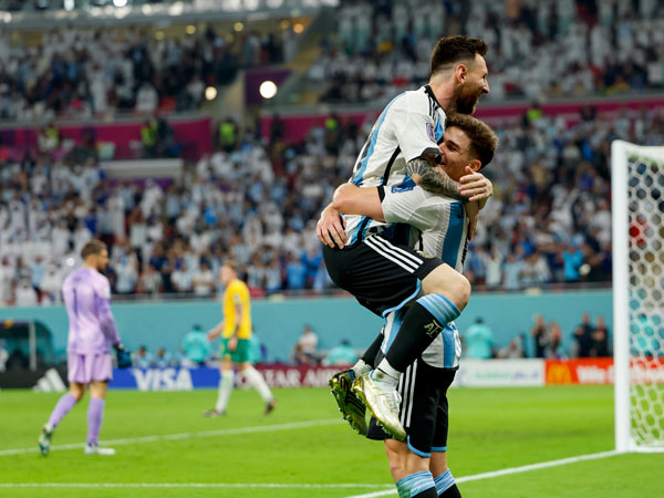 אלבארס ומסי. מסתדרים טוב ביחד (Manuel Reino Berengui/DeFodi Images via Getty Images)