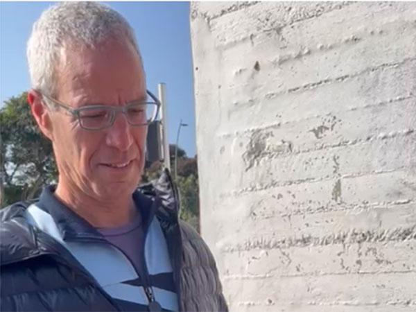 הגיע למחות מחוץ לאיצטדיון. שקדי