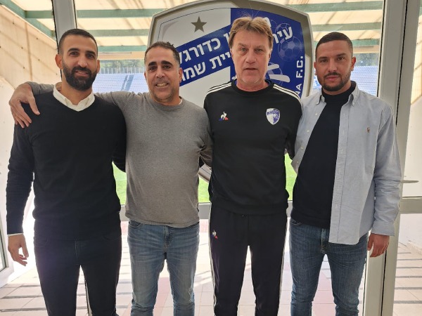 דראפיץ עם המנכ"ל יוסי אדרי ושני סוכניו, שמעון אבו חצירא וצחי שלטי (דוברות קרית שמונה)