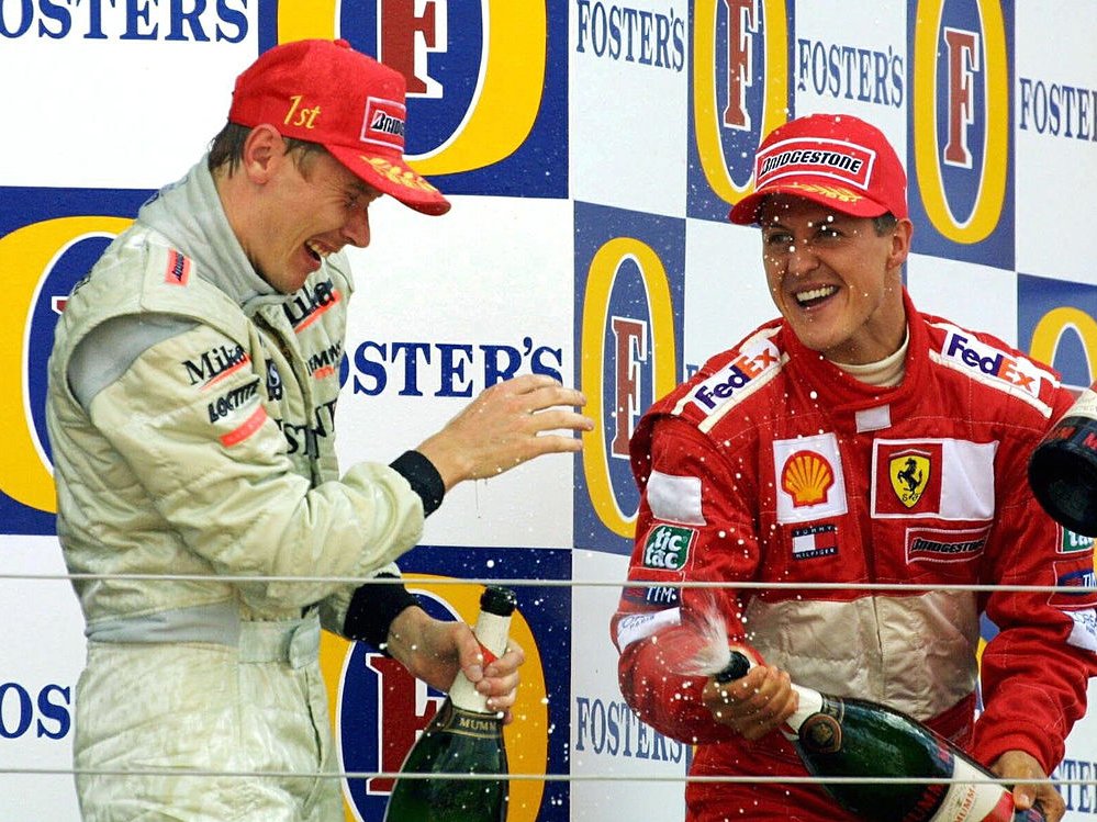 יריבות שגדלה לחברות וכבוד הדדי. שומאכר והאקינן על הפודיום