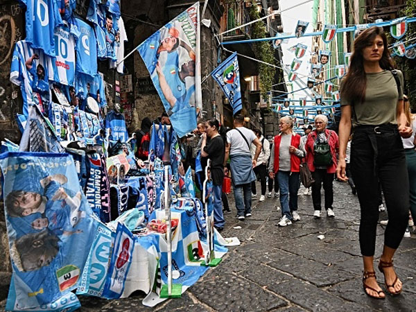 דגלים בכל העיר (ANDREAS SOLARO/AFP via Getty Images)
