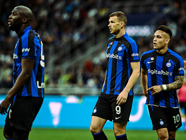 עם לאוטרו מרטינס ודז'קו. עדיין מעליו בהיררכיה (Piero Cruciatti/Anadolu Agency via Getty Images)