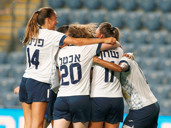 רמה"ש חוגגת את שער היתרון (צילום: אלן שיבר)