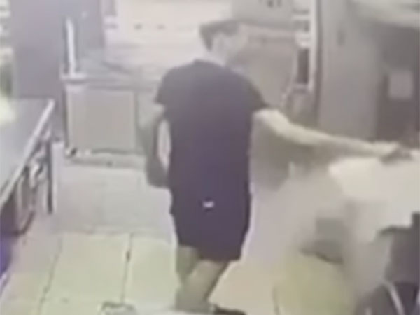 רגע שפיכת הדלק על הגריל (צילום מסך מתוך הטלגרם של דניאל עמרם)