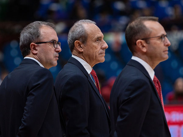 דן שמיר יחד עם אטורה מסינה. המאמן בדרך חזרה לישראל (GETTY)