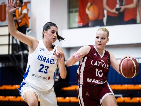 רומי אלבז בהגנה (קרדיט: FIBA)