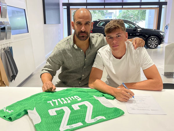 פיינגולד ואלברמן במעמד החתימה (אתר מכבי חיפה)
