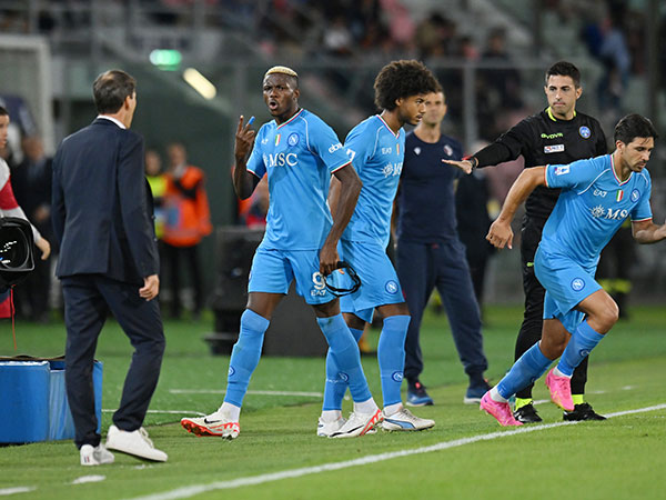 אוסימן זועם על גרסיה בזמן החילוף. החיבור עם המאמן לא דומה לזה של העונה שעברה (GETTY)