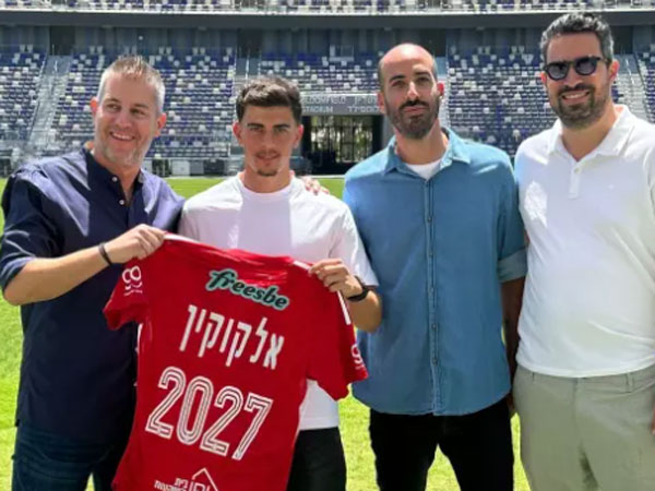 קשר הפועל לאחר החתימה על הארכת חוזה (קרדיט: אדם קידן)