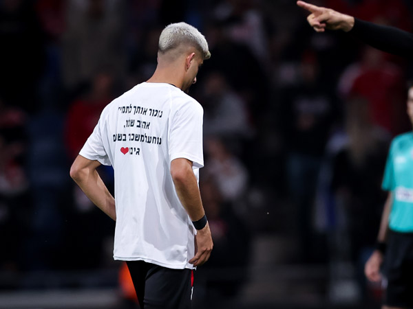 יוספי עם חולצתה לזכרו של תומר אחימס ז“ל (מאור אלקסלסי)