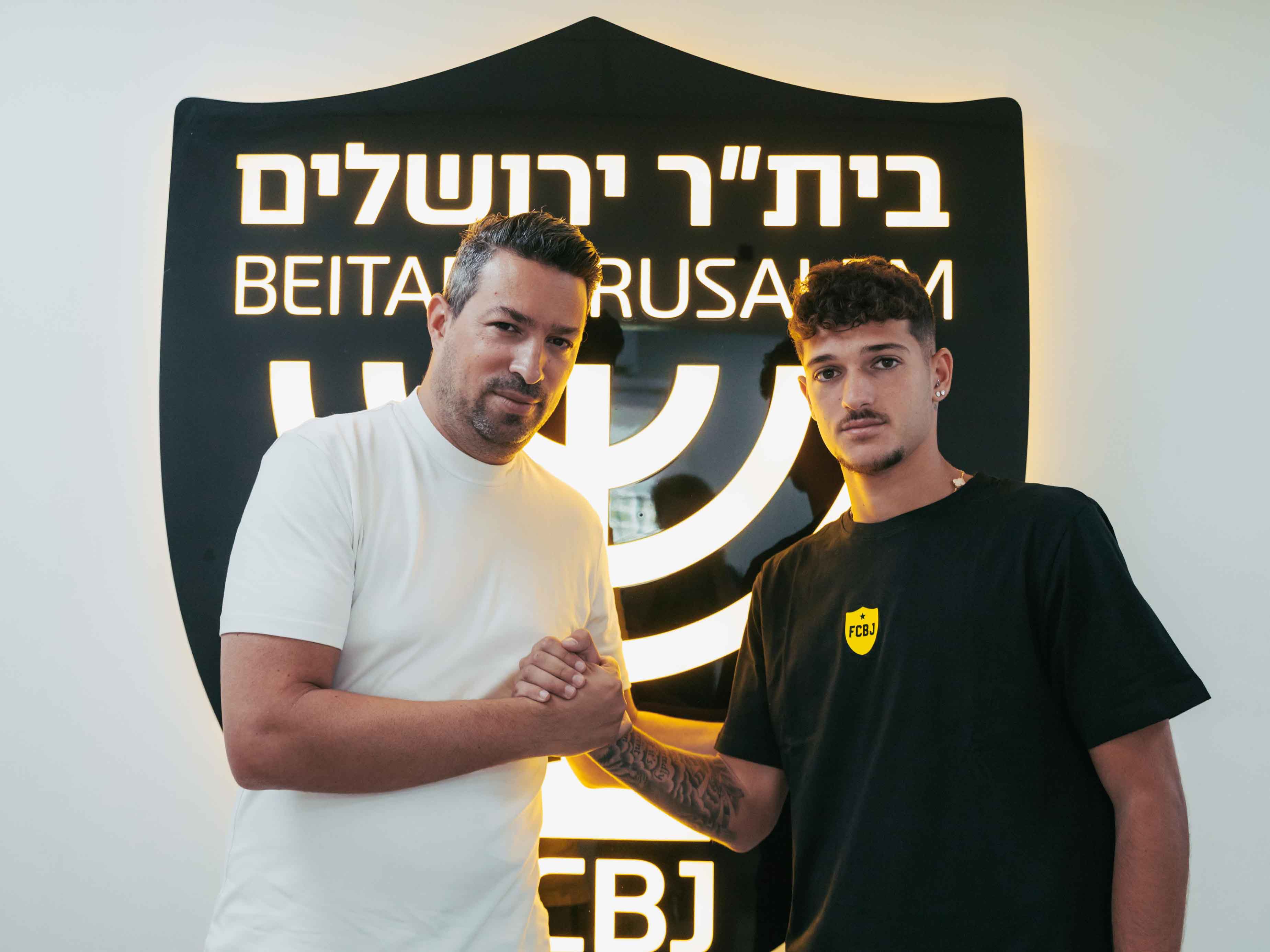 ברוכיאן עם סוכנו אדם קידן (צילום: בית“ר ירושלים)