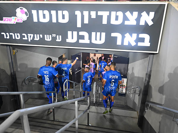 שחקני סכנין ירדו לחדר ההלבשה (ברני ארדוב)