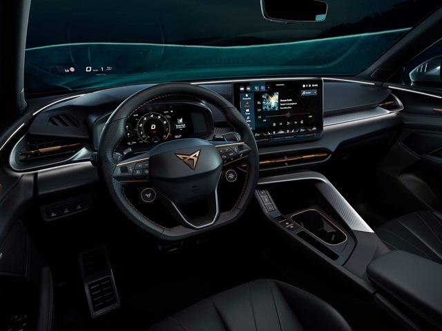 3 גוונים לתא הנוסעים, בכולם תפירה בגוון נחושת כמובן