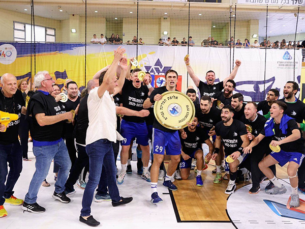 קראצ`יץ` מניף צלחת אליפות עם מכבי ראשל“צ (הדר ואן קולא, איגוד הכדוריד)