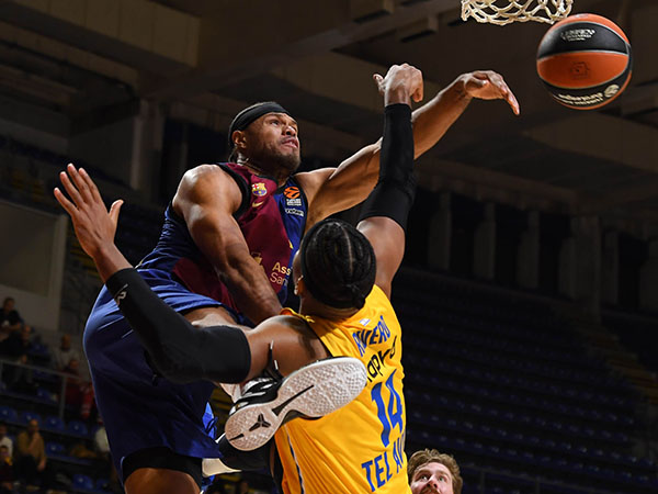אולי עדיף ככה? (Euroleague Basketball via Getty)