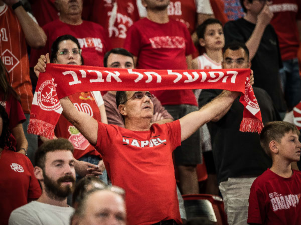 הקהל האדום חזר להיכל שלמה (צילום: עודד קרני)