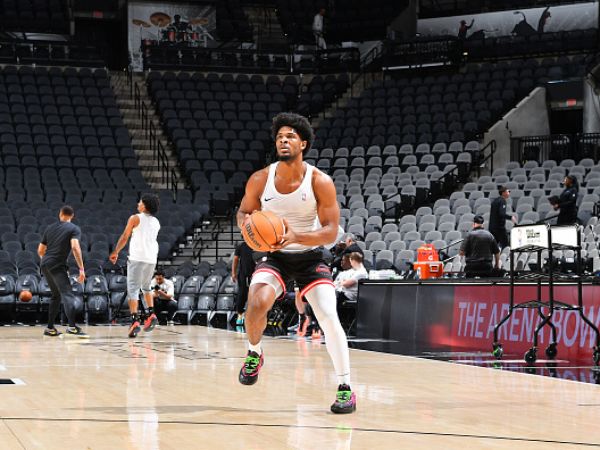 סקוט הנדרסון. הערך ברצפה (Michael Gonzales/NBAE via Getty Images)