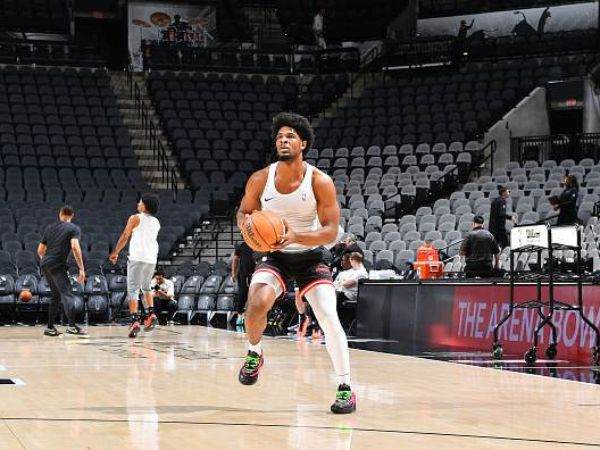 דרך ארוכה לפרקט (Michael Gonzales/NBAE via Getty Images)