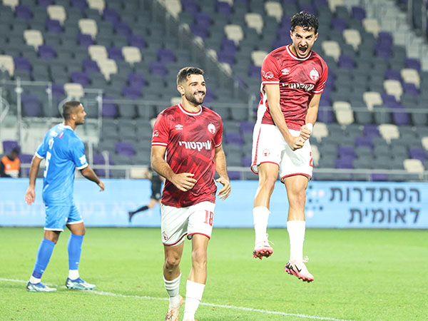 גיא מזרחי כבש את שער הניצחון (צילום: אלן שיבר)