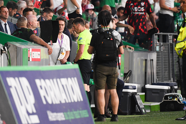 זמן ה-VAR (Philipe Lecoeur/FEP/Icon Sport via Getty Images)
