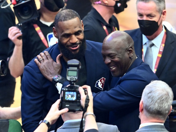 דיון ה-GOAT יוכרע? ג`ורדן וג`יימס (GETTY)