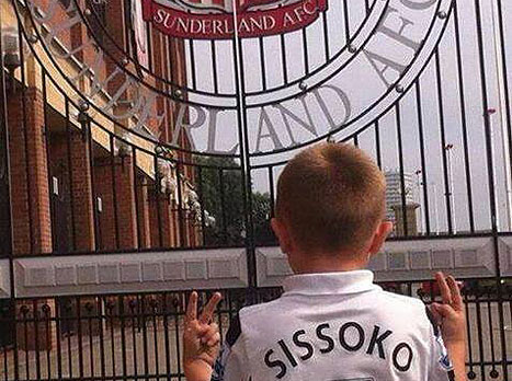 אוהד ניוקאסל צעיר מתפלל לניצחון על היריבה המושבעת