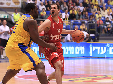 הפעם הוא חגג על מכבי (אלן שיבר)