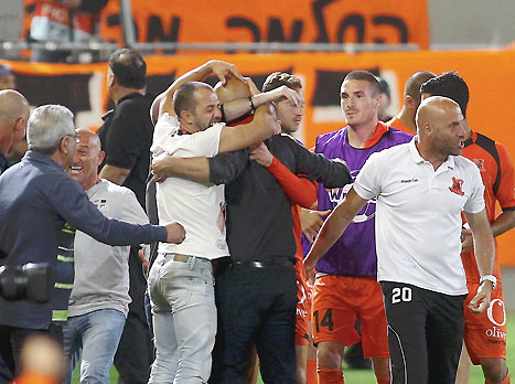 בני יהודה חוגגת. הסכין עדיין על הצוואר (אלן שיבר)