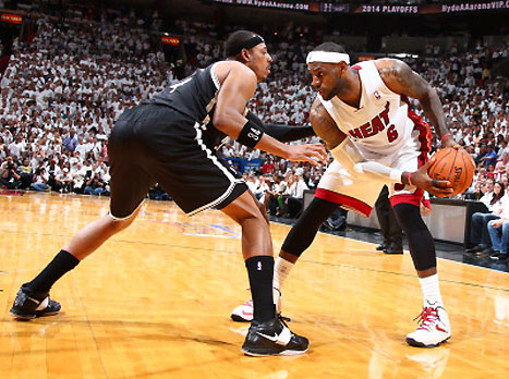 מיאמי התחילה לרוץ בזמן. לברון מול פירס (gettyimages)