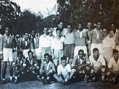 נבחרות ארץ ישראל ומצרים בצילום משותף (באדיבות: אשר גולדברג, אתר ההתאחדות)