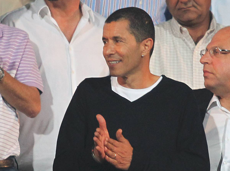 יכול לחייך