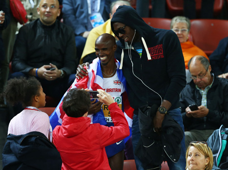 חיבוק עם חבר מעולם אחר. פארה ובולט (gettyimages) צפו בגמר ה-100