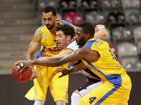 בלי יותר מדי בעיות (Telekom Baskets: Bonn Jorn Wolter)