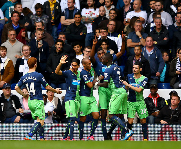 שומר על המאמן שלו. אמאובי (getty)