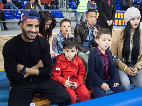שחקני הכדורגל צפו מהיציע (getty)