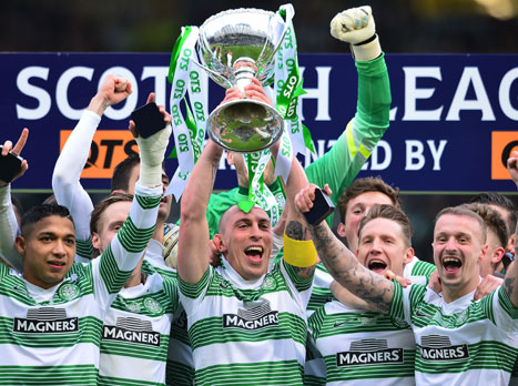 שחקני סלטיק מניפים את הגביע. חדי העין יוכלו להבחין בביטון מאחור (Getty)