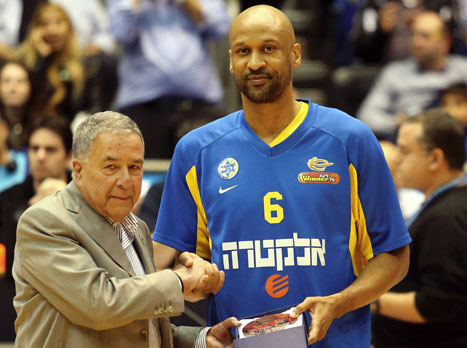 סמית' מקבל את פרס שחקן החודש משמעון מזרחי (אלן שיבר)